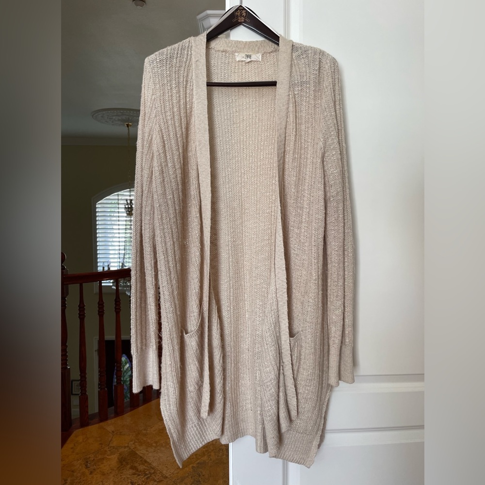 Terrific duster with vented sides and two front patch pockets from Pique. EUC